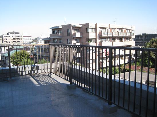 Balcony. The roof balcony under eyes have spread Kinutakoen. 