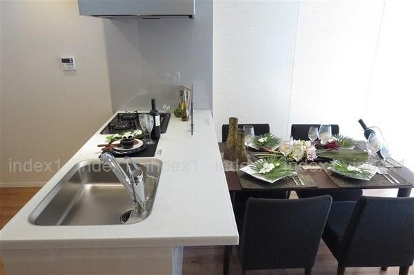 Kitchen. Spacious face-to-face kitchen bouncy of conversation with family