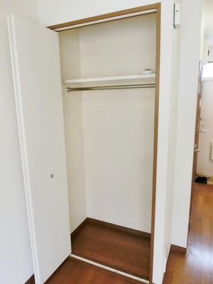 Receipt. It is a closet ・ There is a bar for hanging the hanger