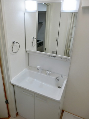 Washroom. Shampoo dresser to become a three-sided mirror