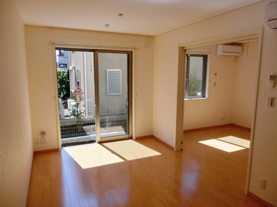 Living and room. 11 Pledge of spacious LDK ・ South-facing sunny ・ Glossy front