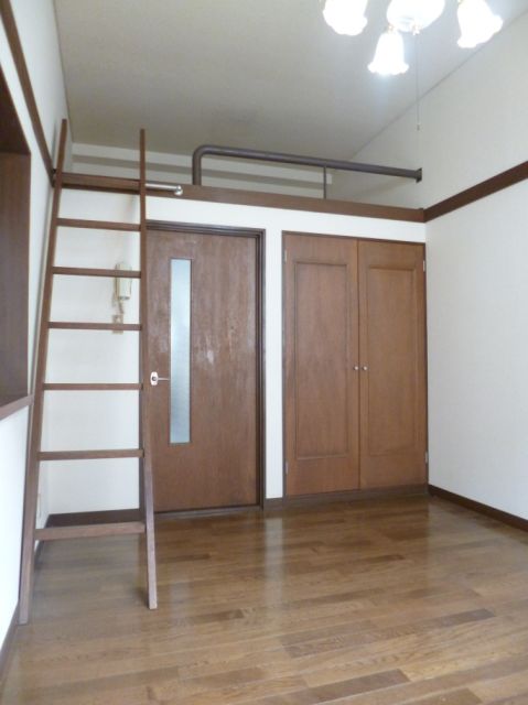 Living and room. Rooms can be used widely in the loft.