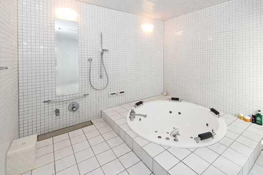 Bathroom. First floor Jacuzzi bath You will surely celebrity mood.