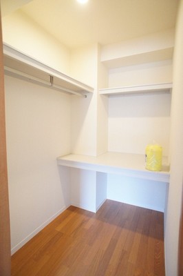 Receipt. Walk-in closet storage! Widely it can take advantage of the room! 