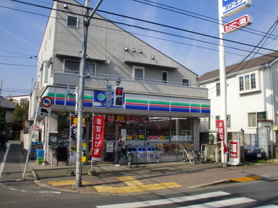 Convenience store. Three F Setagaya Kamisoshigaya store up (convenience store) 140m