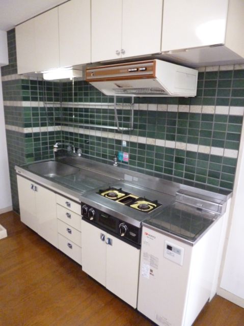 Kitchen. Dishes easily in the two-burner stove Gasukitchin. 