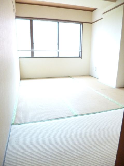 Living and room. Japanese-style room to settle