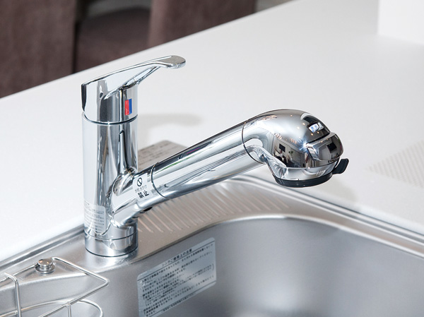 Kitchen.  [Water purifier built-in shower faucets] It has adopted a water purifier built-in shower faucet with a convenient pull-out head to clean the sink.