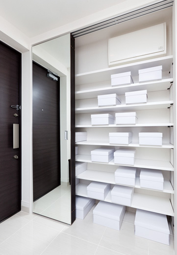 Receipt.  [Shoes-in closet] We established the shoe-in closet, which boasts a storage capacity of large capacity.