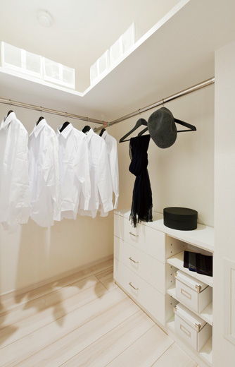 Receipt.  [Walk-in closet] Walk-in closet that can be stored without placing such as in a room clothes and luggage. Also, Also available walk-through type of closet that can be used from both sides of the Western-style. You can use it widely and clean the room. (Same specifications)