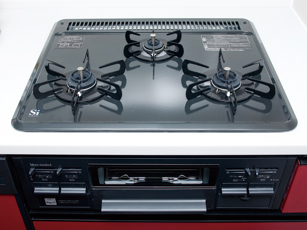 Kitchen.  [3-neck gas stove] Adopt a three-necked gas stove with grill to achieve a comfortable cooking. Because with temperature sensor, It is also safe in the direction of help and your older children.