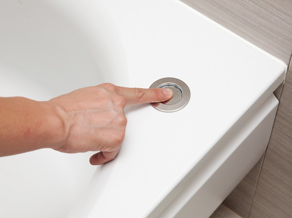 Bathing-wash room.  [One push drainage plug] You can drainage tub of hot water at the touch of a button, It has adopted a one-push drainage plug. You can pull out the hot water not wet your hands.