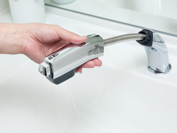 Bathing-wash room.  [Single lever mixing faucet] Water and hot water is used properly at the touch of a button, The head portion has adopted a single-lever mixing faucet draw.