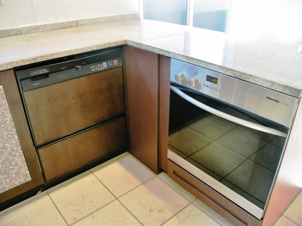 Kitchen.  ■ Dishwasher ・ German-made oven