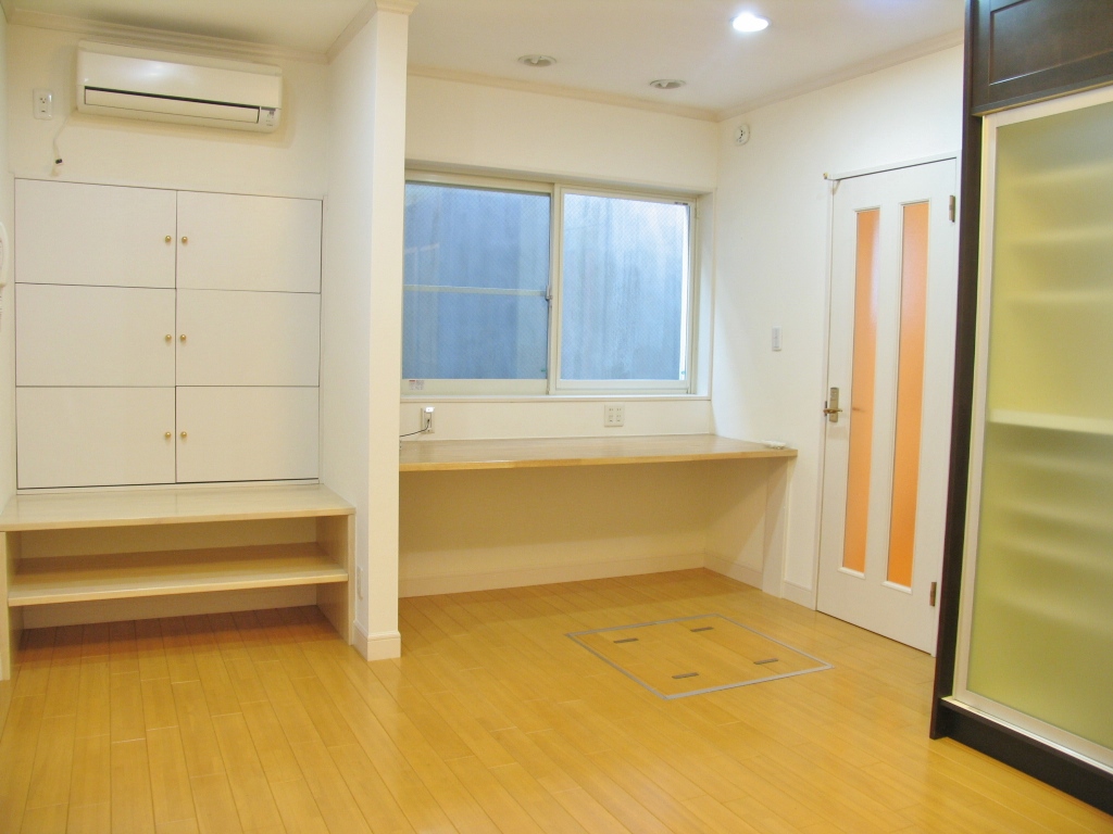 Other room space.  ■ Spacious Western-style