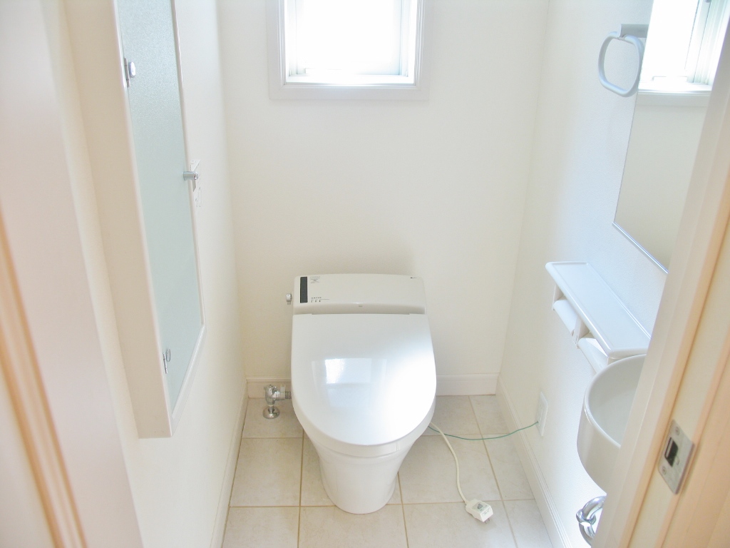 Toilet.  ■ Tankless shower toilet