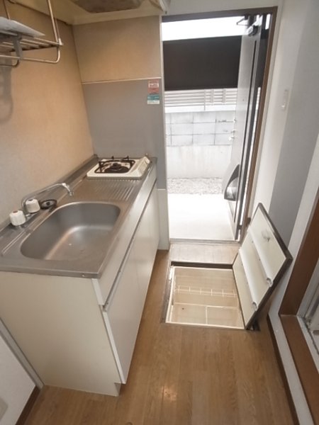 Kitchen. With under-floor storage