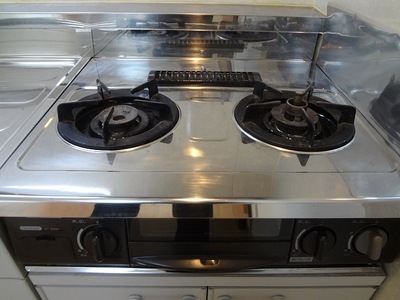 Kitchen. With gas stove 2 burners grill