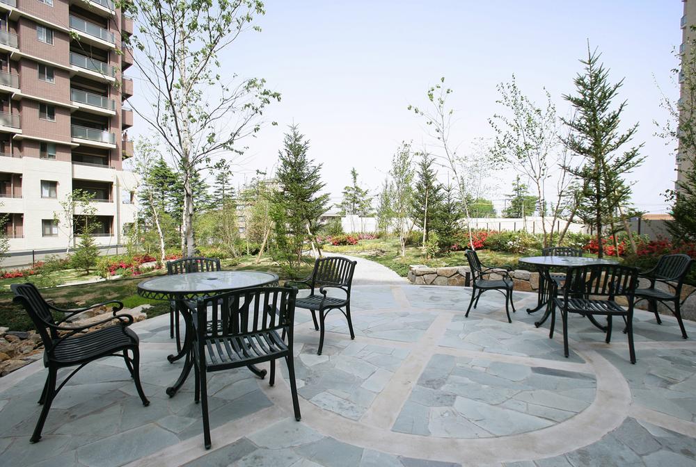 Other common areas. Guests chat with your friends and children is on the terrace of the on-site.