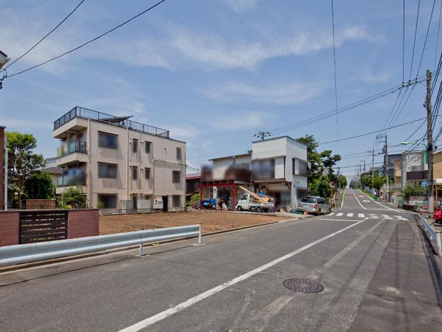 Local photos, including front road. Presence road has become widely. It is also recommended to the weaker, such as putting garage.