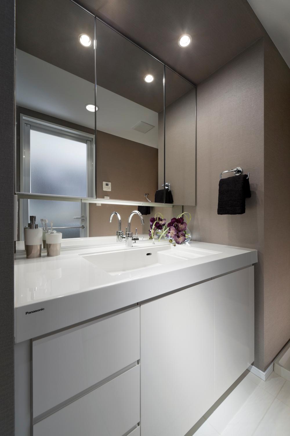Other Equipment. Large vanity is, Like the Powder Room, We finish the space, such as a hotel. ※ Published photograph of the image photo, In fact the different.