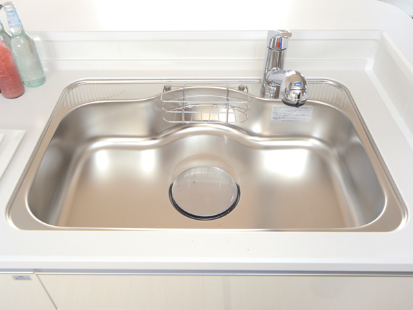 Kitchen.  [Wide sink (silent specification)] To wash and large pot smoothly, Sink to ensure the size of the room. Also features a draining pockets and draining plate.