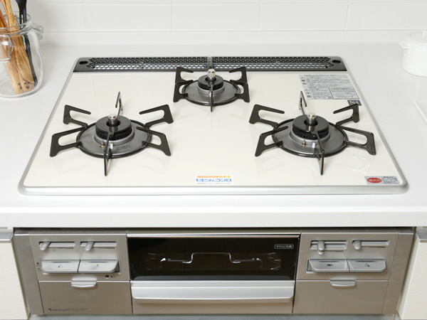 Kitchen.  [3-neck gas stove] Forgetting to turn off the time of the digestive function of the heating prevention equipment and fire, Peace of mind cooking in Si sensor stove equipped with a gas stop safety device at the time of boiling over.