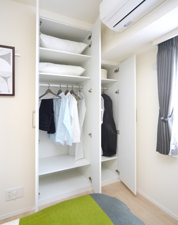 Receipt.  [Closet to Western-style] We established the closet to Western-style. It has become a user-friendly system housed in such movable shelf and movable hanger pipe.  ※ Some type