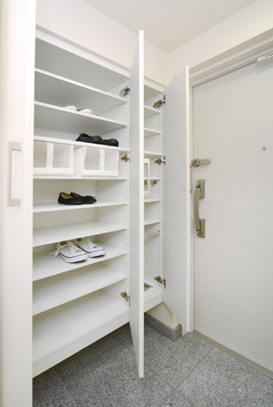 Receipt.  [Shoebox adopts tall type] You can freely height adjustment by the movable shelf. Space under the shoe box, It is very convenient to or put the shoes to be used frequently.