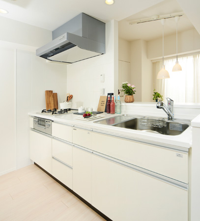 Kitchen.  [System kitchen] living ・ The open kitchen adjacent to the dining, Space that it can be said that the face of the house. The quality of the order to spend comfortably was to cherish. Also features extensive indispensable storage space in order to achieve a neat space.