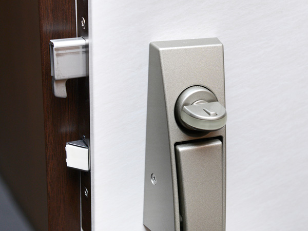 Security.  [Thumb turn turning measures] Adopted switched thumb to unlock while knob the switch on the thumb center. A hole in the door, Unlocking of thumb once to insert the special tool has become a difficult specification. (Same specifications)