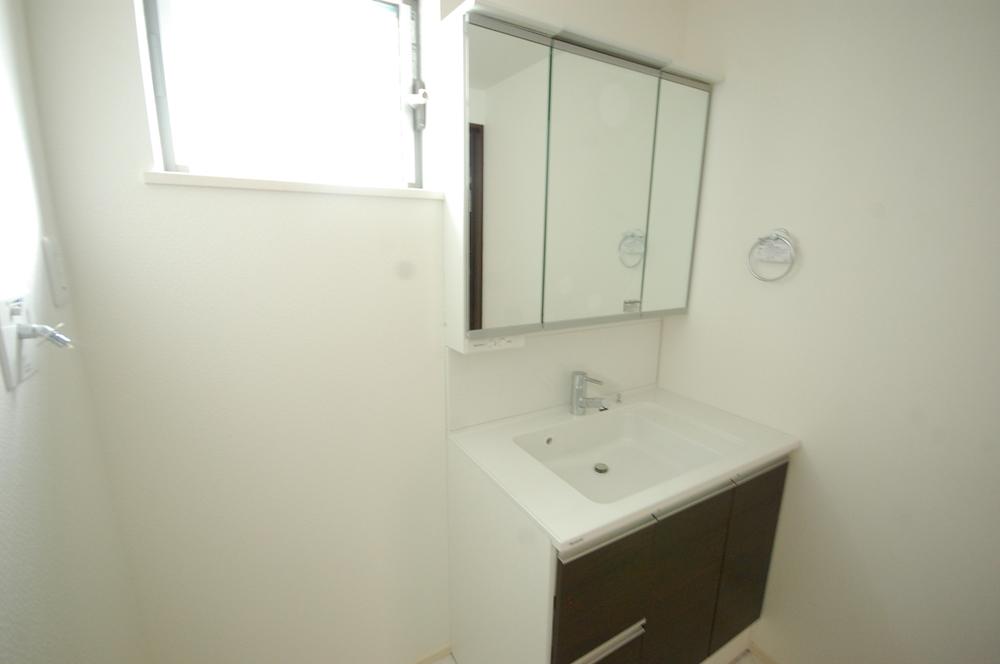 Wash basin, toilet