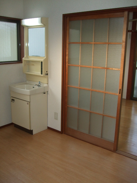 Living and room. Two-sided lighting dining & wash basin