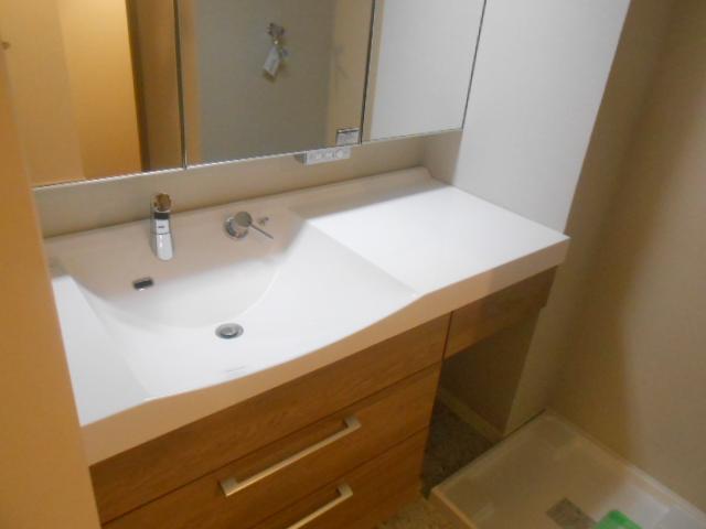 Wash basin, toilet. Clean full of vanity space.