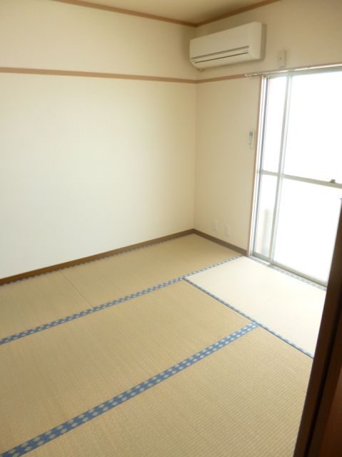 Living and room. Tatami rooms