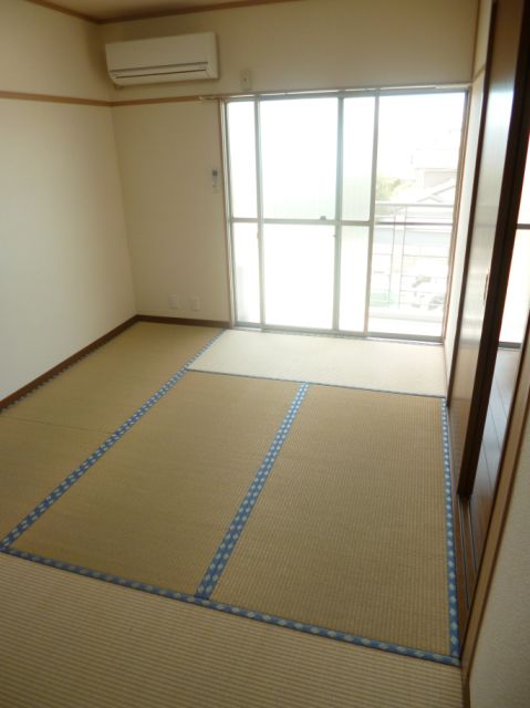 Living and room. Tatami rooms to settle