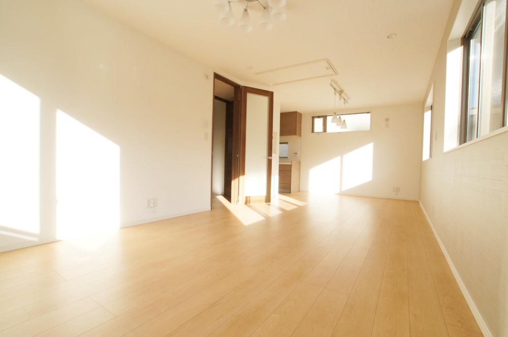 Living. Living is located in spacious 18 quires more. It is with floor heating to warm the feet.