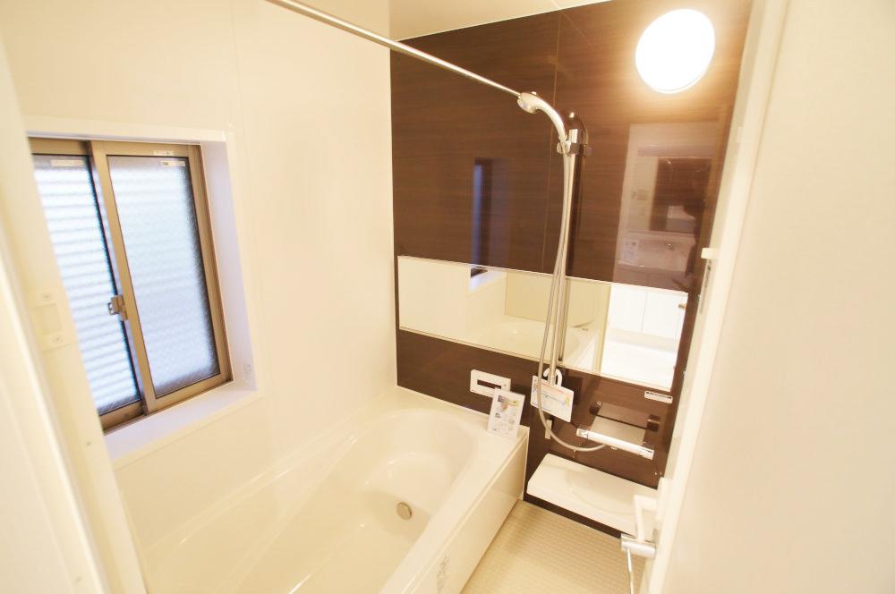 Bathroom. 1 pyeong type bathroom with ventilation drying heater. It is a space that will heal daily fatigue.