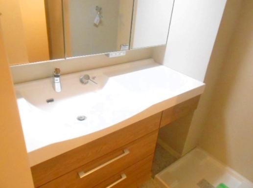 Wash basin, toilet