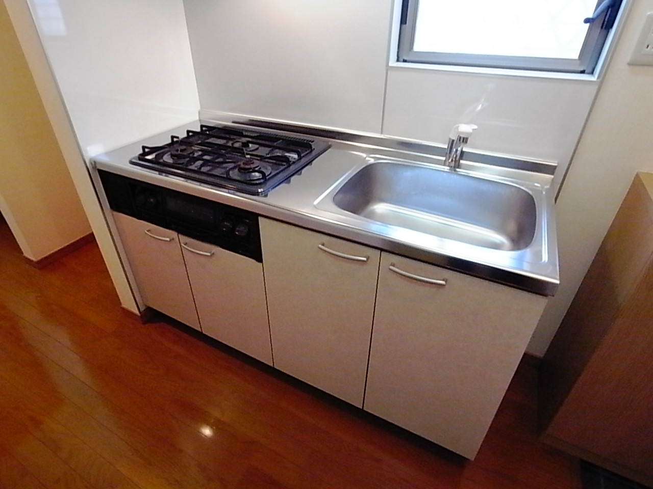 Kitchen. Since the stove is a two-necked can efficiently cuisine. 