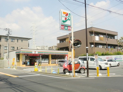 Convenience store. 250m to Seven-Eleven (convenience store)