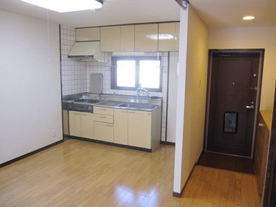 Living and room. Spacious kitchen ☆ 