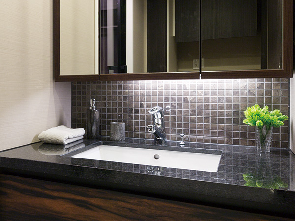 Bathing-wash room.  [Counter tops of natural stone] Has adopted a natural stone counter that feeling of luxury.