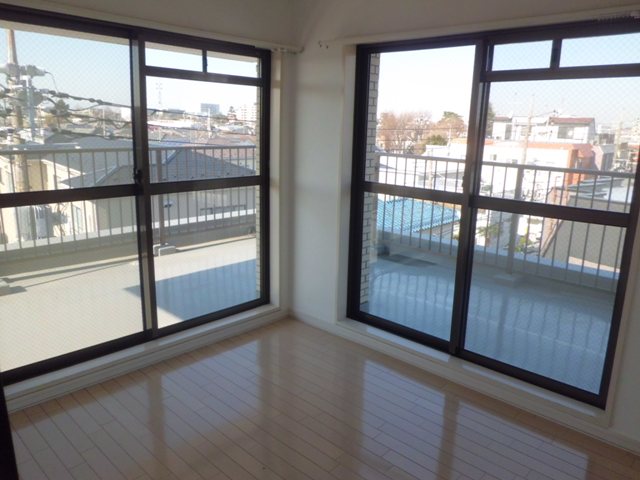 View. 4.5 Pledge Western-style. Bright living room of the two-sided lighting