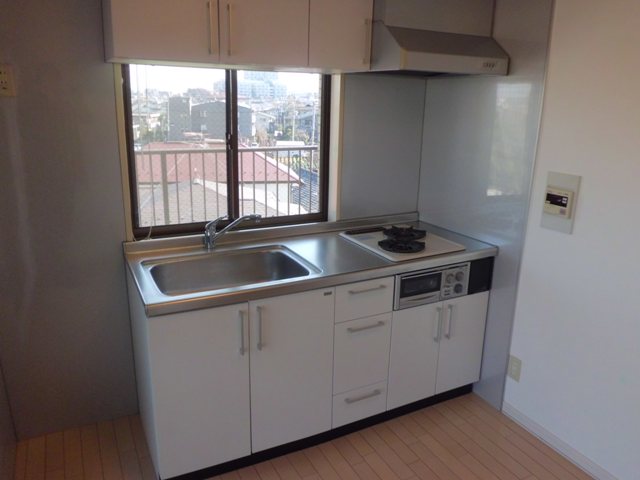 Kitchen. Two-burner stove and system kitchen with grill.