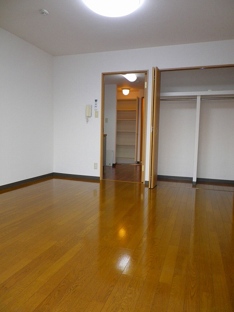 Living and room. Same property ・ Separate room