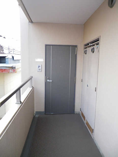 Entrance. Same property ・ Separate room