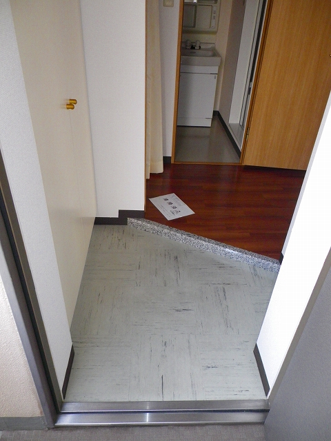 Entrance. Same property ・ Separate room