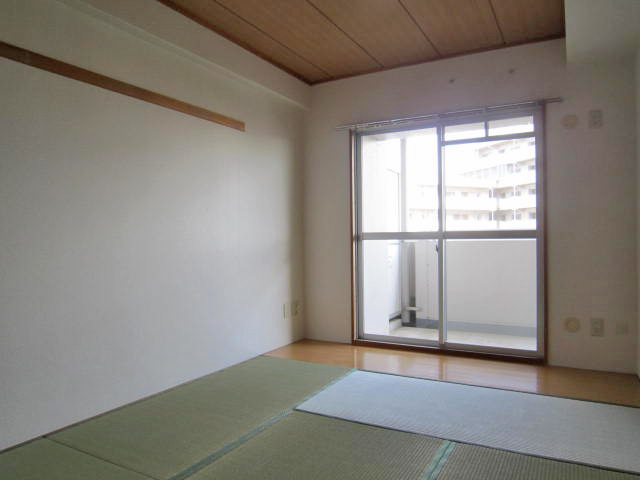 Other room space. Japanese-style room to settle