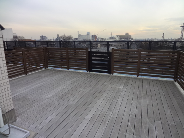 Balcony. ◇ Rooftop wood deck ◇